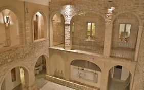 Palazzo Antico nella piazza di Montepagano